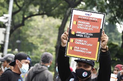 Aksi buruh menuntut kenaikan UMP sebesar 10 persen di depan kantor Balaikota DKI Jakarta, 26 Oktober 2021. TEMPO/Daniel Christian D.E