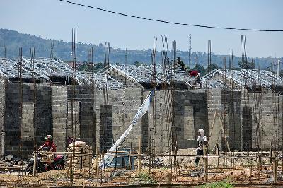 Pekerja menyelesaikan proyek pembangunan perumahan subsidi di Kabubaten Bogor, Jawa Barat , 5 Oktober 2021. ANTARA/Yulius Satria Wijaya