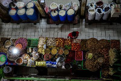Penjualan bahan pokok dan sayur-mayur di Pasar Tebet, Jakarta, 10 Juni 2021. Tempo/Tony Hartawan
