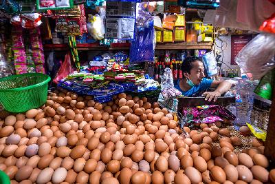 Penjual bahan pokok di Pasar Tebet, Jakarta, 10 Juni 2021.  Tempo/Tony Hartawan