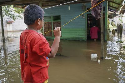 Rumah yang terendam banjir di Baning Kota, Kabupaten Sintang, Kalimantan Barat, 15 November 2021. ANTARA/Abraham Mudito