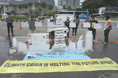 Aktivis dari Greenpeace melakukan aksi peduli iklim di Area Patung Kuda, Jakarta, 10 November 2021. TEMPO/Muhammad Hidayat