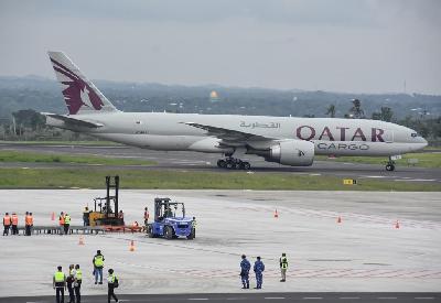 Pesawat kargo Boeing 777 Freighter Qatar Airways yang membawa logistik World Superbike (WSBK) di Bandara Internasional Lombok, Praya, Lombok Tengah, Nusa Tenggara Barat, 9 November 2021. ANTARA/Ahmad Subaidi