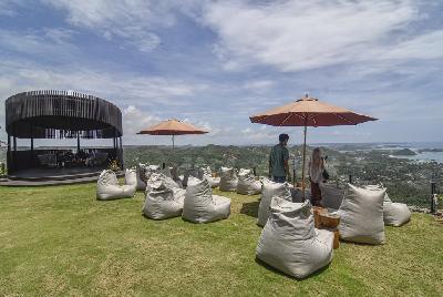 Pengunjung berada di restoran Siwa Cliffs Kuta Mandalika, Lombok Tengah, Nusa Tenggara Barat, 5 Oktober 2021. ANTARA/Ahmad Subaidi