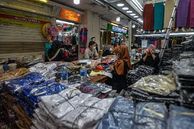 Pedagang pakaian di pasar Tanah Abang, Jakarta, 6 Oktober 2021.  Tempo/Tony Hartawan