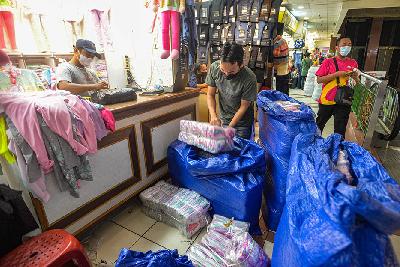 Aktivitas perdagangan pakaian di pasar Tanah Abang, Jakarta, 6 Oktober 2021. Tempo/Tony Hartawan