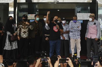 Dukungan di depan 57 orang pegawai KPK yang tidak Lolos tes wawasan kebangsaan, setelah resmi berpamitan dan keluar dari kantor Komisi Pemberantasan Korupsi, Jakarta, 30 September 2021. TEMPO/Imam Sukamto