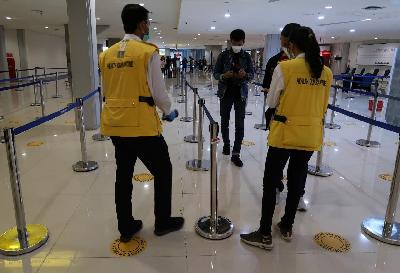 Petugas memindai dokumen kesehatan penumpang yang baru tiba di Bandara Internasional I Gede Ngurah Rai, Bali, 1 November 2021. TEMPO/Nita Dian