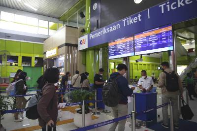 Petugas memeriksa tiket calon penumpang kereta di Stasiun Gambir, Jakarta, 19 November 2021. TEMPO/Muhammad Hidayat