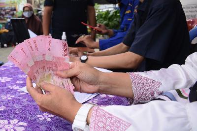 Warga mencairkan uang bantuan sosial di  Antapani, Bandung, Jawa Barat, 22 Juli 2021. TEMPO/Prima Mulia