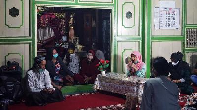 Kegiatan santri saat mendengarkan ceramah dari Fatayat Nahdlatul Ulama di Pondok Pesantren Waria Al-Fatah, Kotagede, Yogyakarta, April 2021. TEMPO/Shinta Maharani
