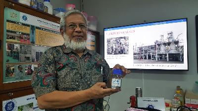 Subagjo menunjukkan produk Avtur Nabati di Laboratorium Teknik Reaksi Kimia dan Katalisis Fakultas Teknologi Industri Institut Teknologi Bandung. itb.ac.id