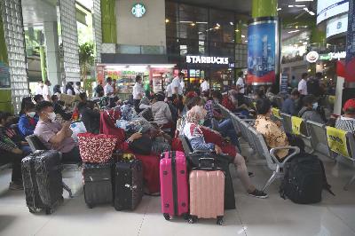 Calon penumpang menunggu di Stasiun Gambir, Jakarta, 19 November 2021. TEMPO/Muhammad Hidayat