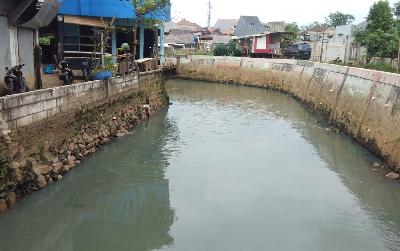 Air Sungai Cipinang yang mengalir di Kelurahan Rambutan keruh kecokelatan, Ciracas, Jakarta, 19 November 2021. TEMPO/Magang/ Randy Davrian Imansyah