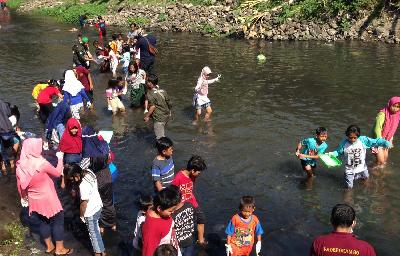 Anak-anak mengikuti Kali Winongo di Yogyakarta.  Dok. Forum Komunikasi Winongo Sari