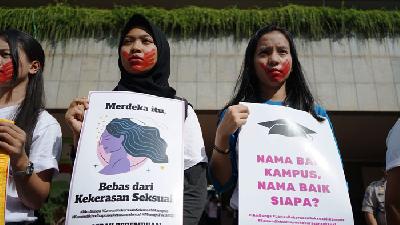 Massa yang tergabung dalam Gerakan Perempuan Anti Kekerasan (Gerak Perempuan) melakukan aksi diam sebagai solidaritas untuk korban kekerasan seksual di beberapa kampus di Indonesiadi kantor Kementerian Pendidikan dan Kebudayaan, Jakarta,  10 Februari 2020/TEMPO/Muhammad Hidayat