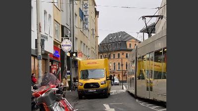 Mobil paket DHL di kawasan pertokoan pusat kota Bonn, Jerman. TEMPO/Luky Setyarini
