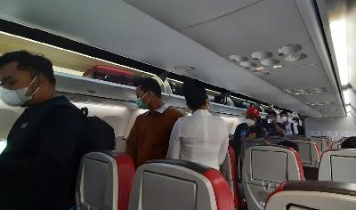 Calon penumpang menuju ke dalam pesawat di Bandara Internasional Juanda, Jawa Timur, 20 November 2021. TEMPO/Ijar Karim