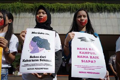 Aksi diam menuntut Menteri Pendidikan dan Kebudayaan (Mendikbud) menindak lanjuti pelaku kekerasan seksual di kampus di kantor Kementerian Mendikbud, Jakarta, 10 Februari 2020. TEMPO/Muhammad Hidayat