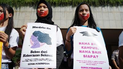Women's Movement against Violence Alliance (Gerak Perempuan) holding a moment of silence in solidarity with victims of sexual violence on several campuses in Indonesia at the office o the ministry of education and culture, Jakarta, February 2020.
TEMPO/Muhammad Hidayat
