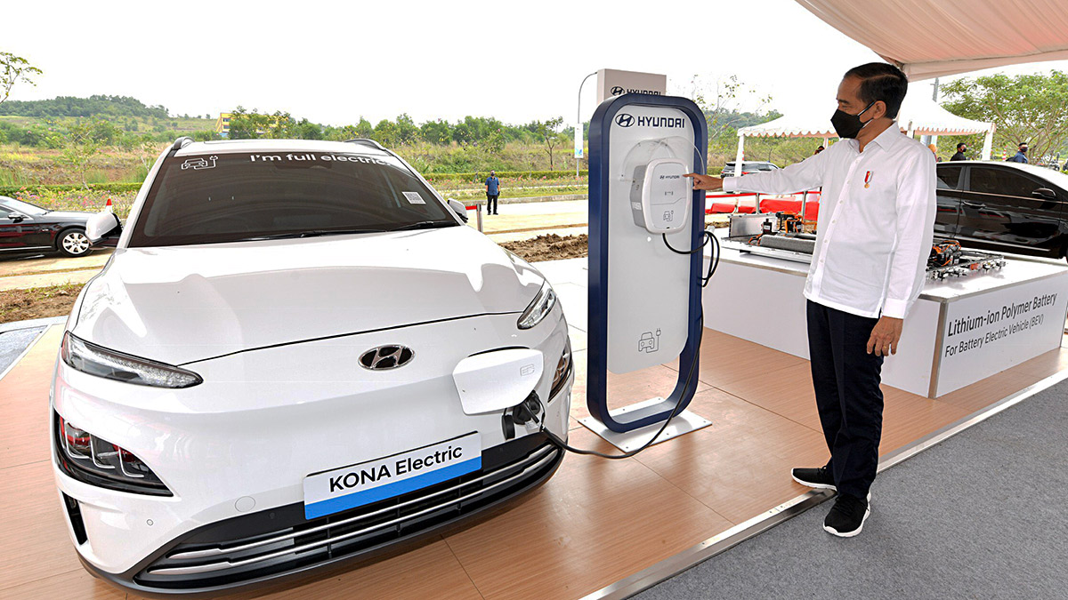 President Joko Widodo observing an electric vehicle and its battery charger during the groundbreaking ceremony marking the construction of an electric car battery factory in Karawang, West Java, September 15.
ANTARA PHOTOS/ Setpres Media Press Bureau /Agus Suparto
