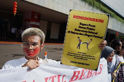 Aksi menuntut Menteri Pendidikan dan Kebudayaan (Mendikbud) menindak lanjuti pelaku kekerasan seksualdi kantor Kementerian Mendikbud, Jakarta, 10 Februari 2020. TEMPO/Muhammad Hidayat