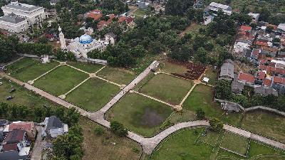 Dinas Pertamanan menambah lahan permakaman di Bambu Apus, Jakarta, 22 Januari 2021. Tempo/Hilman Fathurrahman W