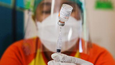 A health worker prepares a dose of China's Sinovac Biotech vaccine for coronavirus disease (COVID-19) during a mass vaccination program at a school building in Jakarta, Indonesia, July 26, 2021. REUTERS/Willy Kurniawan