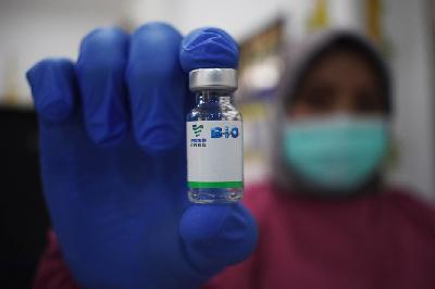 Petugas kesehatan memperlihatkan vial vaksin Covid-19 buatan Sinopharm di aula Kelurahan Baros, Cimahi, Jawa Barat, 16 Agustus 2021. TEMPO/Prima Mulia