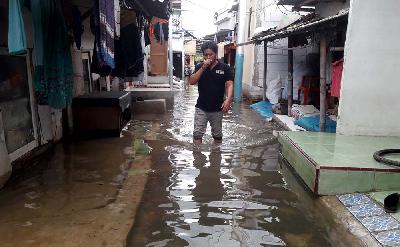 Banjir rob yang masih menggenangi gang satu menuju kali adem di Muara Angke setinggi lutut orang dewasa, Jakarta, 22 November 2021. Magang Tempo/Randy Davrian
