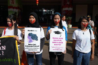 Aksi diam untuk korban kekerasan seksual di beberapa kampus di kantor Kementerian Pendidikan dan Kebudayaan, Jakarta, 10 Februari 2020. TEMPO/Muhammad Hidayat