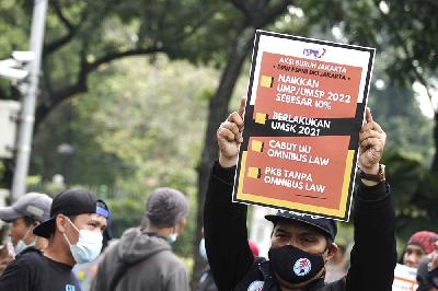 Aksi buruh menuntut kenaikan UMP di depan kantor Balaikota DKI Jakarta, 26 Oktober 2021. Magang Tempo/Daniel Christian D.E