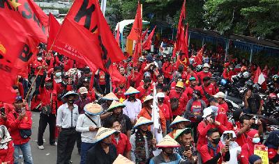 Aksi unjuk rasa buruh menuntut kenaikan upah Minimum Provinsi 2022 di depan gedung Kementerian Ketenagakerjaan, Jakarta, 19 November 2021.  Magang Tempo/Dwi Nur A. Y