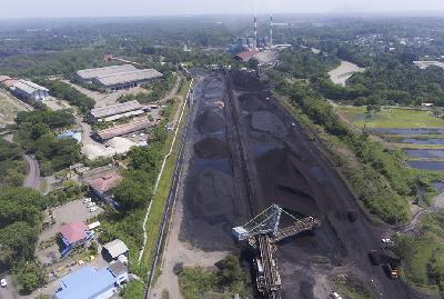 Petugas mengoperasikan "stekker recliming" untuk memindahkan batubara ke "conveyor belt" di kawasan tambang batubara airlaya milik PT Bukit Asam Tbk di Tanjung Enim, Muara Enim, Sumatera Selatan, 16 November 2021. ANTARA/Nova Wahyudi