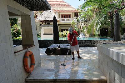 Pekerja membersihkan area hotel di Hotel Griya Santrian, Sanur, Denpasar, Bali, 111 Oktober 2021. ANTARA/Nyoman Hendra Wibowo