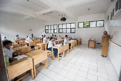 Guru saat memberikan materi pelajaran pada saat mengikuti Pembelajaran Tatap Muka Terbatas di SMPN 1 Depok, Jawa Barat, 4 Oktober 2021. TEMPO/M Taufan Rengganis