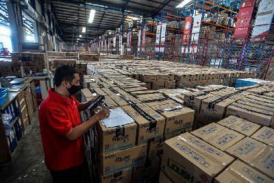 Pekerja menyortir barang pesanan konsumen di Warehouse JD ID, Marunda, Kabupaten Bekasi, Jawa Barat. Tempo/Tony Hartawan