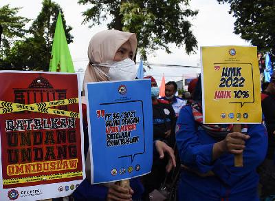 Aksi buruh menuntut pembatalan omnibus law di Gedung Sate, Bandung, 25 November 2021. TEMPO/Prima Mulia