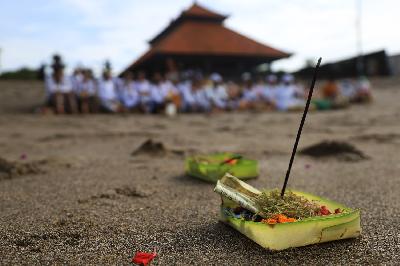 Umat Hindu mengikuti persembahyangan Hari Raya Kuningan di Pantai Batu Bolong, Canggu, Kuta Utara, Kabupaten Badung, Bali, 20 November 2021. TEMPO/ Nita Dian