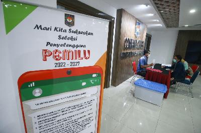 Bakal calon anggota KPU dan Bawaslu melakukan pendaftaran di Kementerian Dalam Negeri, Jakarta, 18 Oktober 2021. ANTARA/Rivan Awal Lingga