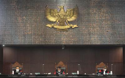 Ketua Majelis Hakim Konstitusi Anwar Usman (tengah) didampingi Hakim Konstitusi Aswanto (kiri) dan Saldi Isra memimpin sidang putusan gugatan Undang-Undang Nomor 11 Tahun 2020 tentang Cipta Kerja di Jakarta, 25 November 2021. TEMPO/Muhammad Hidayat