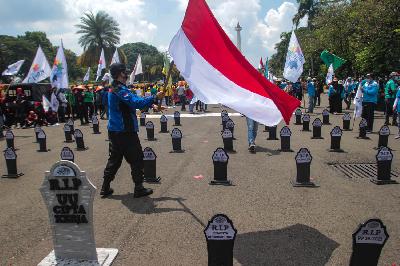 Massa mengikuti aksi saat hari buruh atau May Day di Jakarta,  1 Mei 2021.TEMPO / Hilman Fathurrahman W
