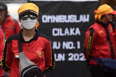 Buruh dari serikat pekerja KASBI melakukan aksi unjuk rasa di Bandung, Jawa Barat, 14 Oktober 2021.  TEMPO/Prima mulia