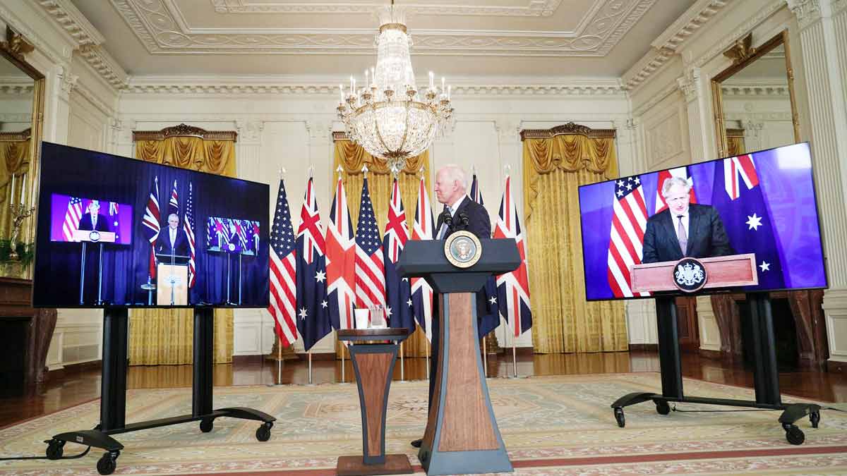 Presiden Amerika Serikat Joe Biden mengumumkan pakta AUKUS bersama Perdana Menteri Australia Scott Morrison dan Perdana Menteri Inggris Boris Johnson, 15 September 2021. REUTERS/Tom Brenner