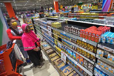 Warga berbelanja kebutuhan pokok menjelang PPKM Darurat di Transmart Cempaka Putih, Jakarta, 2 Juli 2021. Tempo/Tony Hartawan
