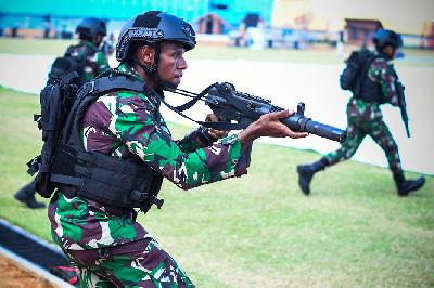 Sejumlah anggota TNI melakukan latihan persiapan pengamanan pada penutupan Peparnas Papua di Stadion Mandala, Kota Jayapura, Papua, 12 November 2021. ANTARA/Rivan Awal Lingga