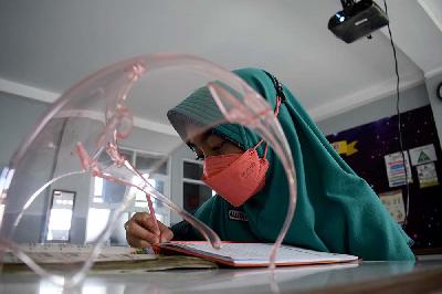 Seorang siswi mengikuti pelajaran tatap muka di SD Ar Rafi, Bandung, 8 September 2021. TEMPO/Prima Mulia