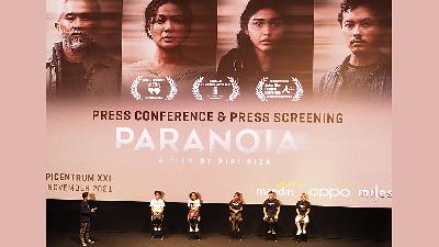 Director Riri Riza and producer Mira Lesmana with Paranoia film stars attending a press conference ahead of the screening of the movie at XXI Epicentrum, Jakarta, November 4.
Tempo/STR/Nurdiansah

