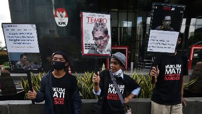 Activists protesting the involvement of House of Representatives members Herman Herry and Ihsan Yunus in the Covid-19 social assistance corruption scandal, at the Corruption Eradication Commission building, Jakarta, in February.
TEMPO/Imam Sukamto
