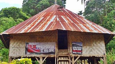 Nunang traditional house (Mbaru Gendang) with posters refusing the use of geothermal energy, in Wae Sano, West Manggarai, East Nusa Tenggara, November 5.
Mongabay/Floresa.co
